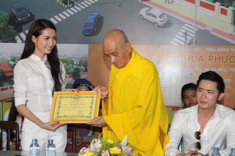 Sa Đéc: Phát quà cho người nghèo tại Thành phố