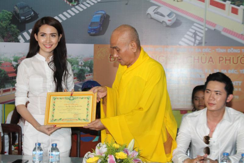 Sa Đéc: Phát quà cho người nghèo tại Thành phố