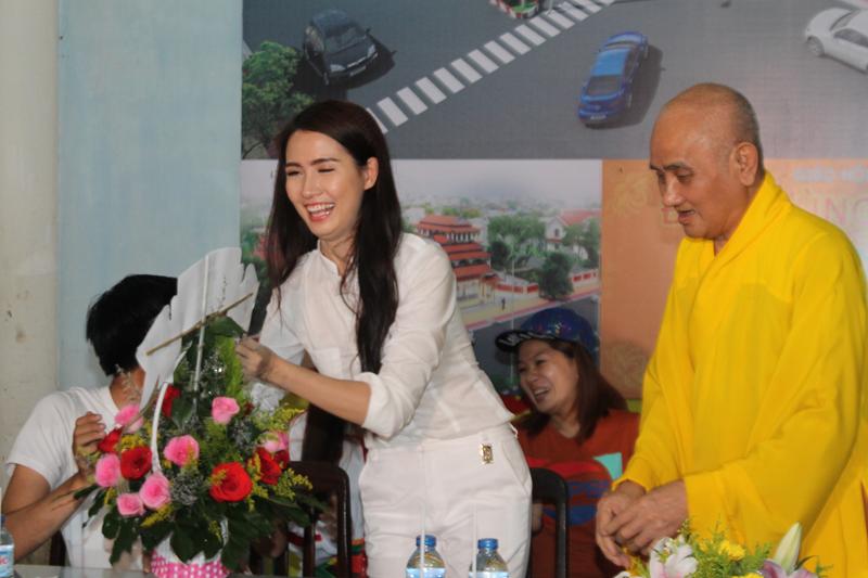 Sa Đéc: Phát quà cho người nghèo tại Thành phố