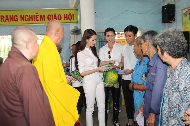 Sa Đéc: Phát quà cho người nghèo tại Thành phố