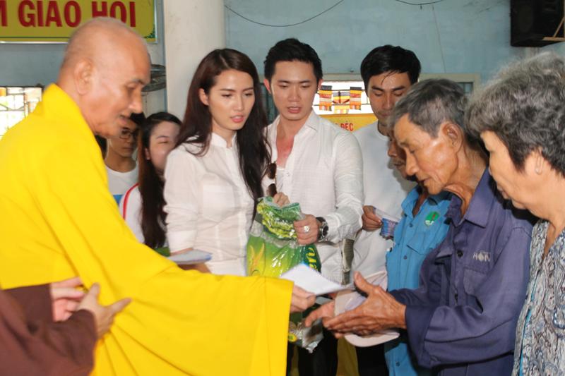 Sa Đéc: Phát quà cho người nghèo tại Thành phố