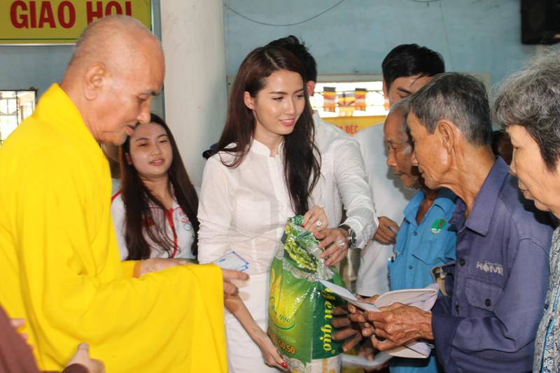 Sa Đéc: Phát quà cho người nghèo tại Thành phố