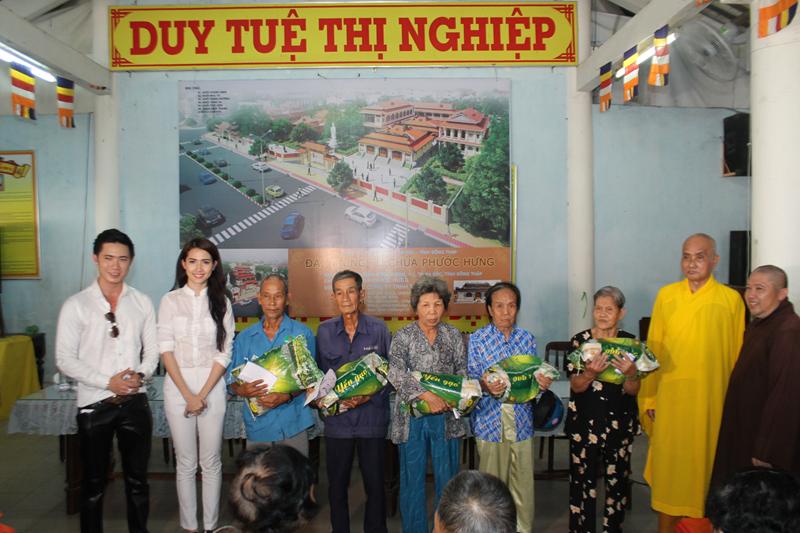 Sa Đéc: Phát quà cho người nghèo tại Thành phố