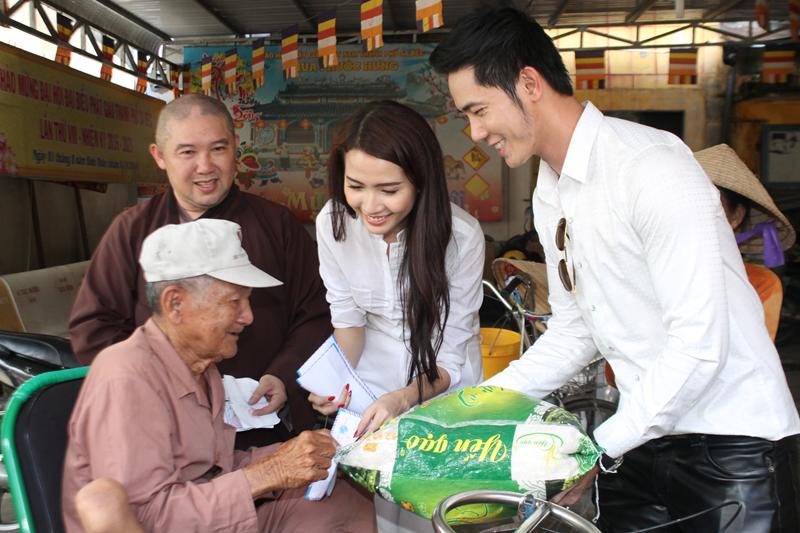Sa Đéc: Phát quà cho người nghèo tại Thành phố