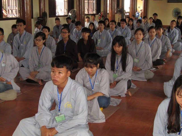 Thái Bình: Gần 100 bạn trẻ về chùa Từ Xuyên tu một ngày