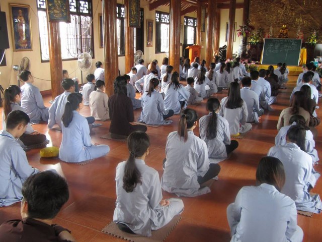 Thái Bình: Gần 100 bạn trẻ về chùa Từ Xuyên tu một ngày