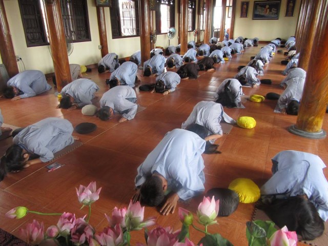 Thái Bình: Gần 100 bạn trẻ về chùa Từ Xuyên tu một ngày