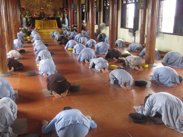 Thái Bình: Gần 100 bạn trẻ về chùa Từ Xuyên tu một ngày