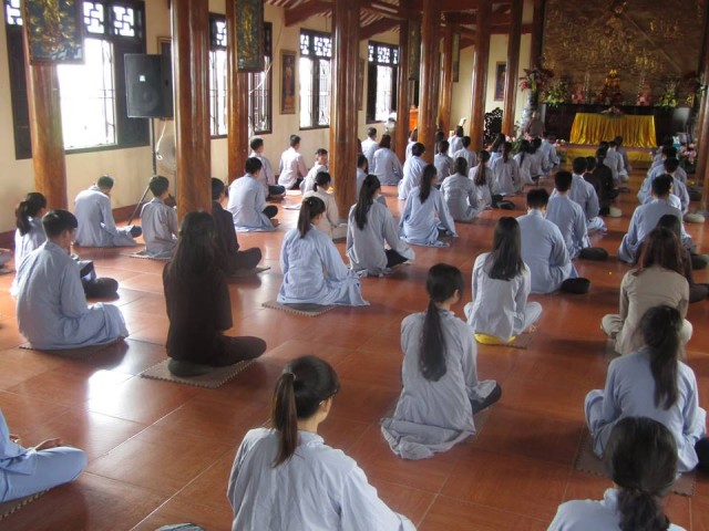Thái Bình: Gần 100 bạn trẻ về chùa Từ Xuyên tu một ngày