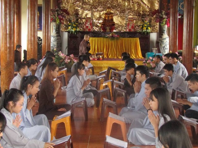 Thái Bình: Gần 100 bạn trẻ về chùa Từ Xuyên tu một ngày