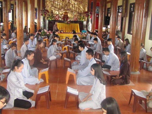Thái Bình: Gần 100 bạn trẻ về chùa Từ Xuyên tu một ngày
