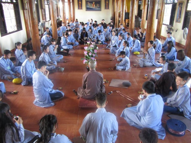 Thái Bình: Gần 100 bạn trẻ về chùa Từ Xuyên tu một ngày