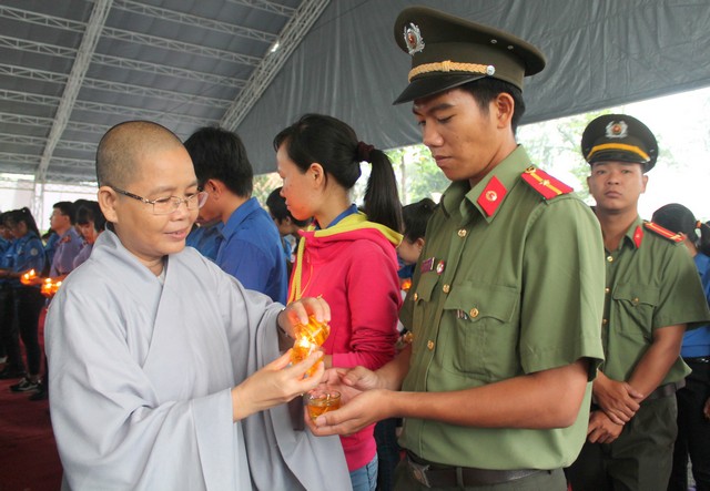 Bình Dương: Lễ thắp nến tri ân các anh hùng liệt sỹ