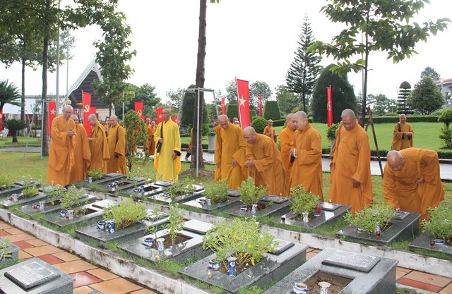 Bình Dương: Lễ thắp nến tri ân các anh hùng liệt sỹ