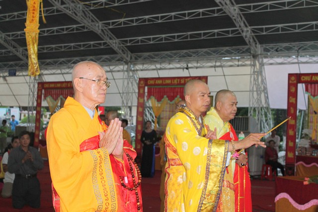 Bình Dương: Lễ thắp nến tri ân các anh hùng liệt sỹ