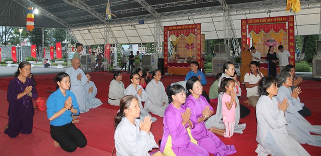 Bình Dương: Lễ thắp nến tri ân các anh hùng liệt sỹ