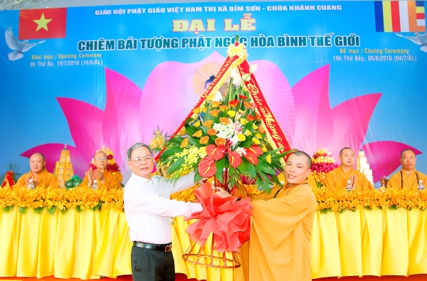 Thanh Hóa: Khai mạc triển lãm, chiêm bái Tôn tượng Phật ngọc hòa bình thế giới tại Chùa Khánh Quang.