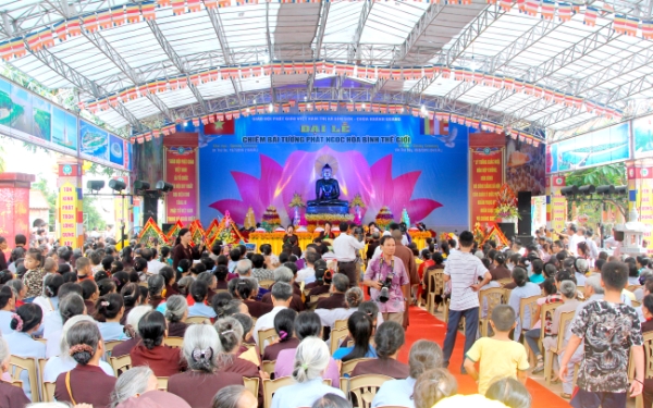 Thanh Hóa: Khai mạc triển lãm, chiêm bái Tôn tượng Phật ngọc hòa bình thế giới tại Chùa Khánh Quang.
