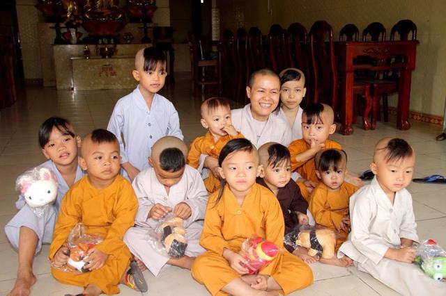 Thăm Nhà Trẻ Mồ Côi Chùa Long Phước - Bạc Liêu