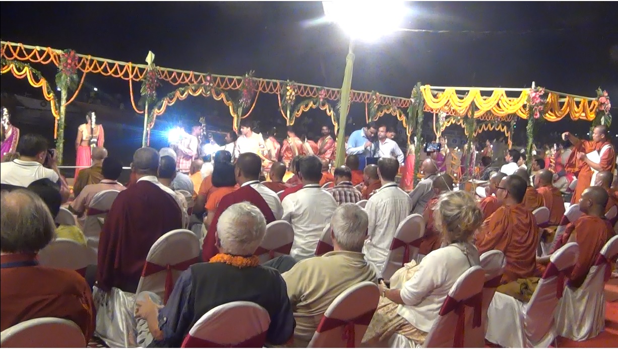 Ký sự cúng dường các đền thần “Ganga Aarti” tại sông Hằng