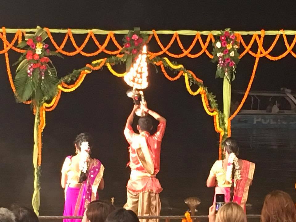 Ký sự cúng dường các đền thần “Ganga Aarti” tại sông Hằng