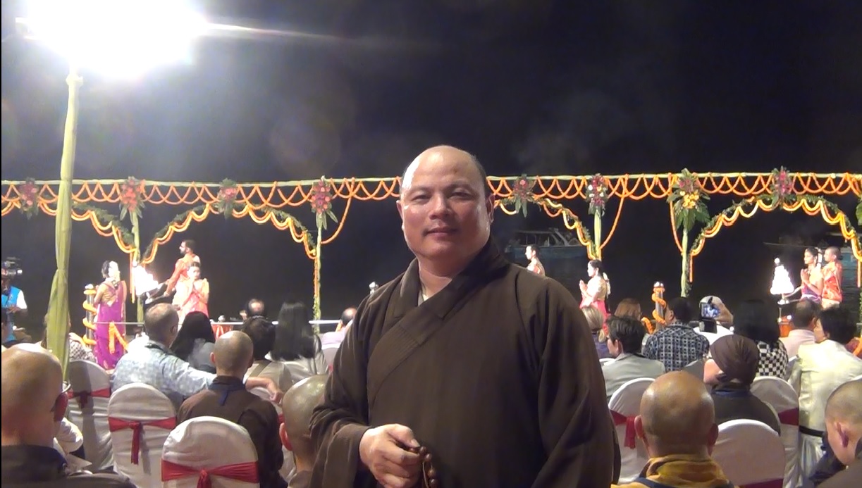 Ký sự cúng dường các đền thần “Ganga Aarti” tại sông Hằng