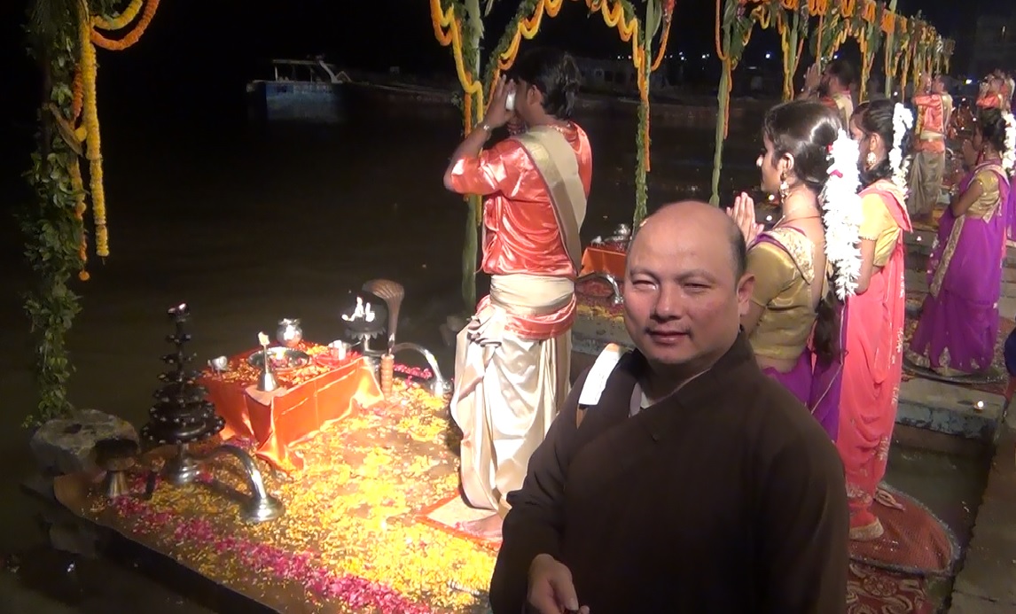 Ký sự cúng dường các đền thần “Ganga Aarti” tại sông Hằng