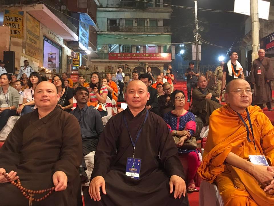 Ký sự cúng dường các đền thần “Ganga Aarti” tại sông Hằng