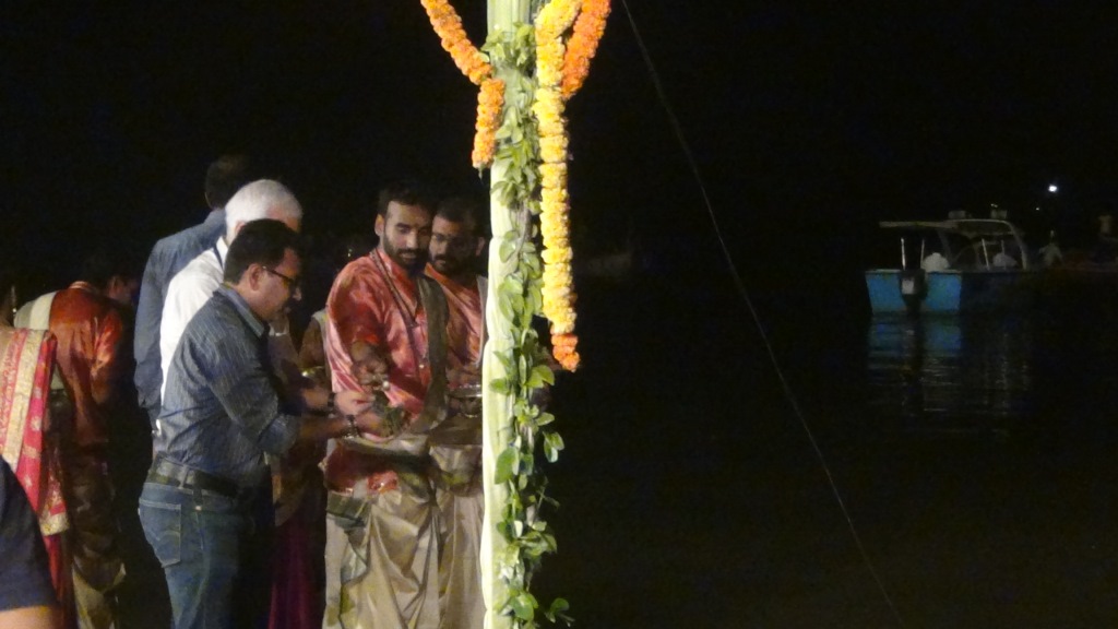 Ký sự cúng dường các đền thần “Ganga Aarti” tại sông Hằng
