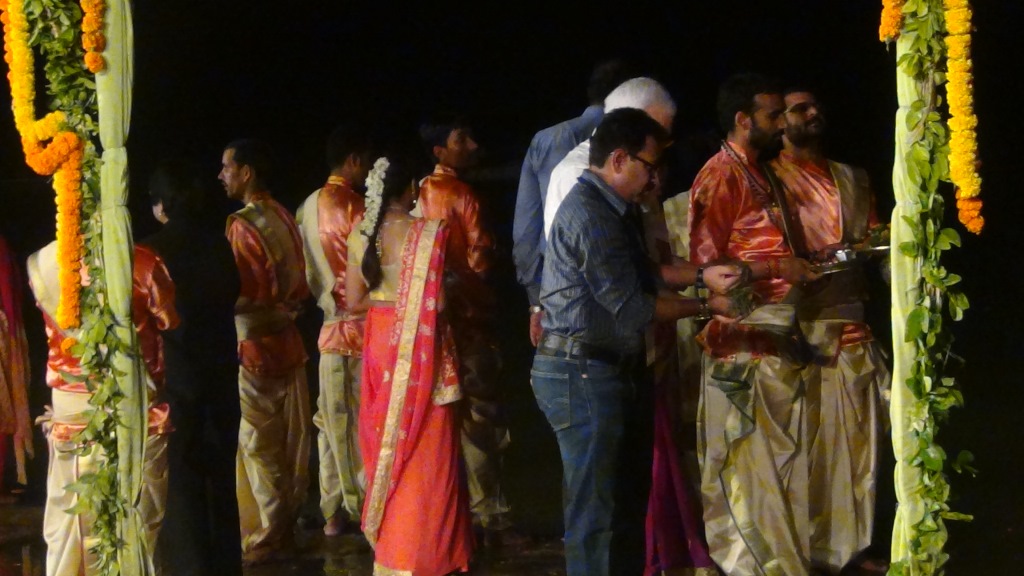 Ký sự cúng dường các đền thần “Ganga Aarti” tại sông Hằng