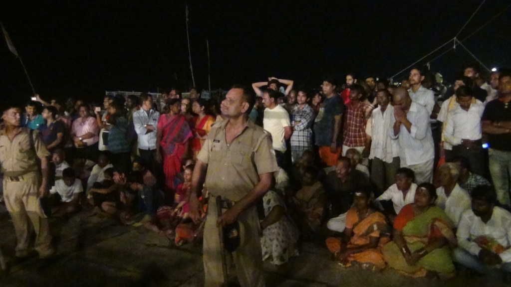 Ký sự cúng dường các đền thần “Ganga Aarti” tại sông Hằng