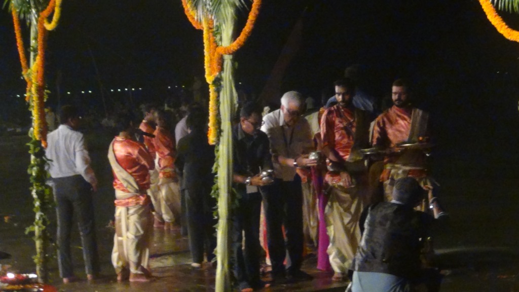 Ký sự cúng dường các đền thần “Ganga Aarti” tại sông Hằng