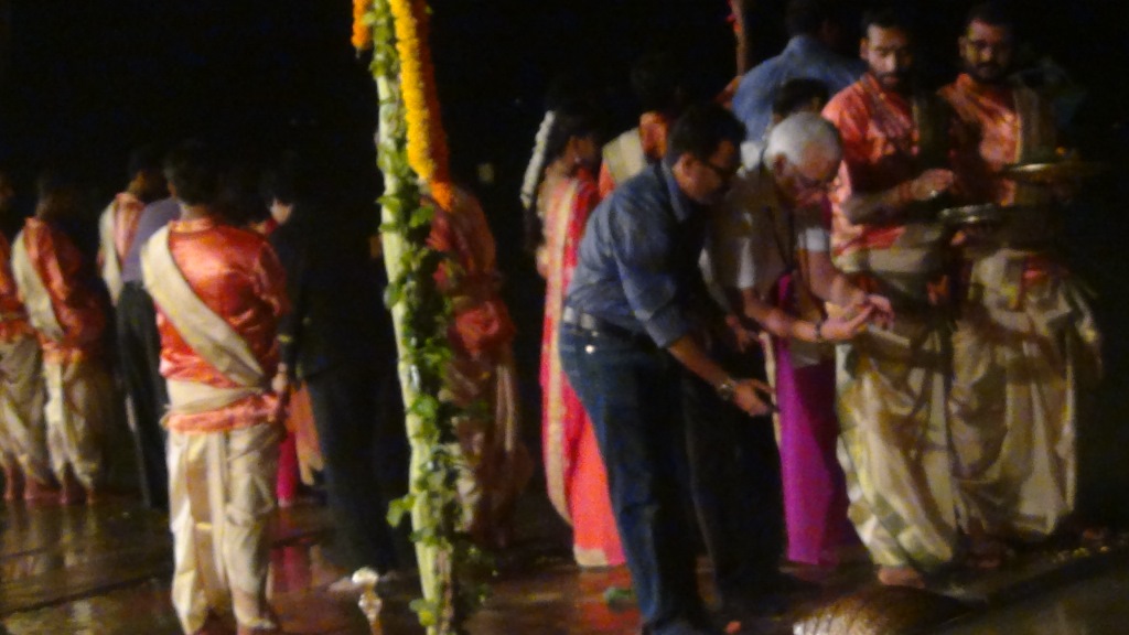 Ký sự cúng dường các đền thần “Ganga Aarti” tại sông Hằng
