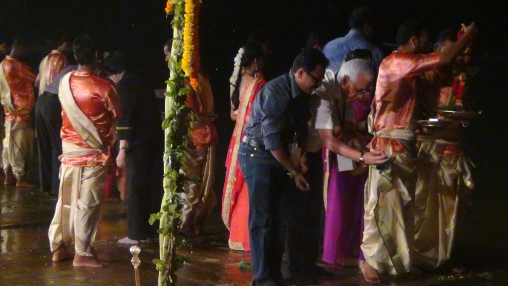 Ký sự cúng dường các đền thần “Ganga Aarti” tại sông Hằng