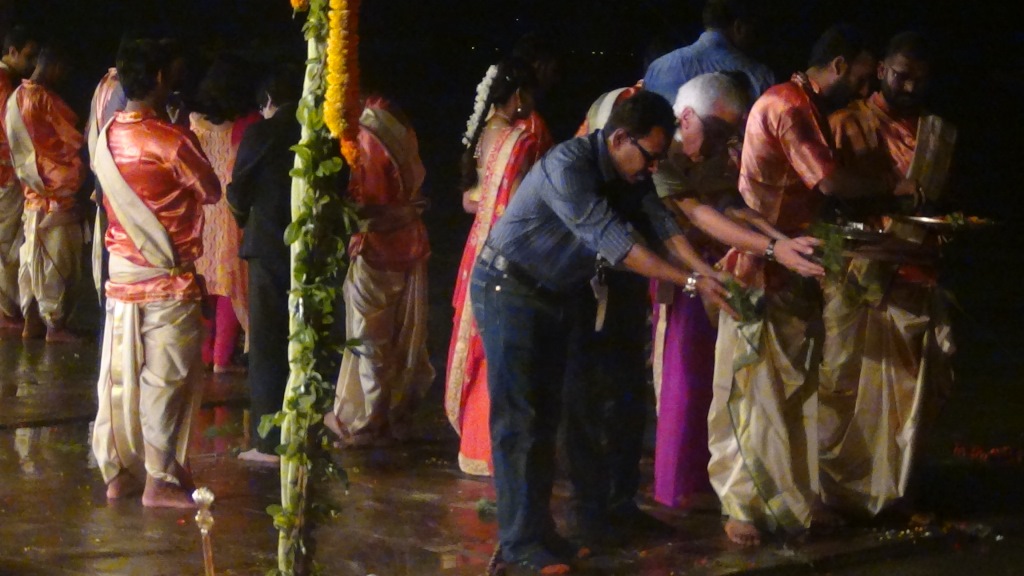 Ký sự cúng dường các đền thần “Ganga Aarti” tại sông Hằng