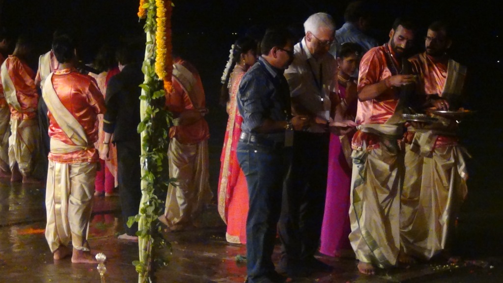Ký sự cúng dường các đền thần “Ganga Aarti” tại sông Hằng