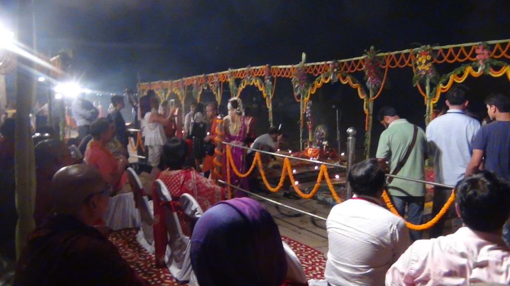 Ký sự cúng dường các đền thần “Ganga Aarti” tại sông Hằng
