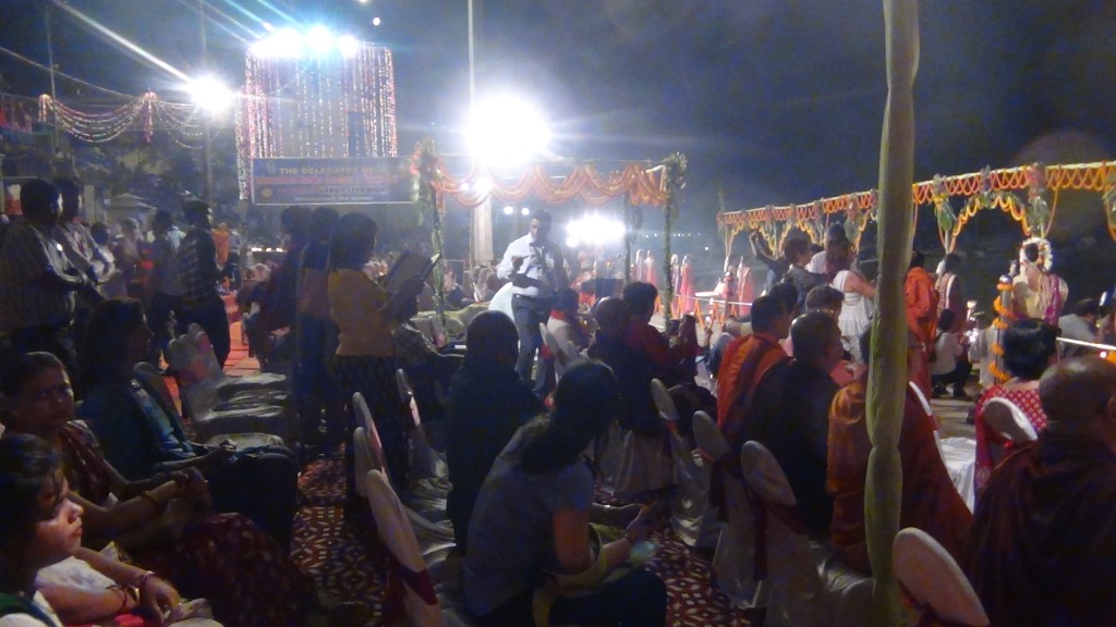 Ký sự cúng dường các đền thần “Ganga Aarti” tại sông Hằng
