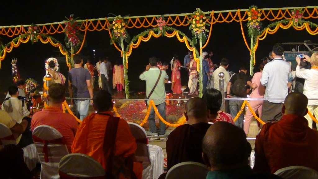 Ký sự cúng dường các đền thần “Ganga Aarti” tại sông Hằng