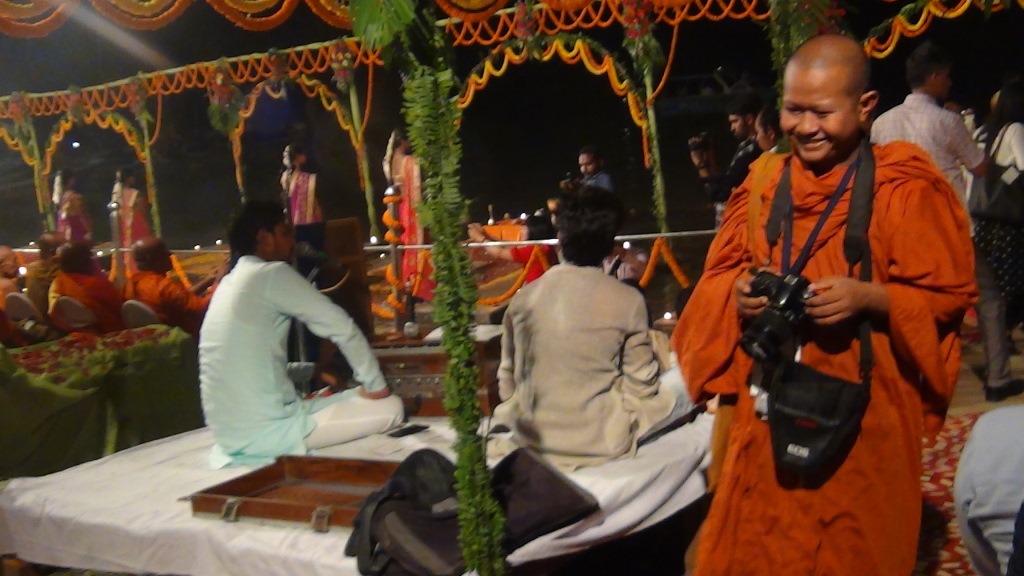Ký sự cúng dường các đền thần “Ganga Aarti” tại sông Hằng