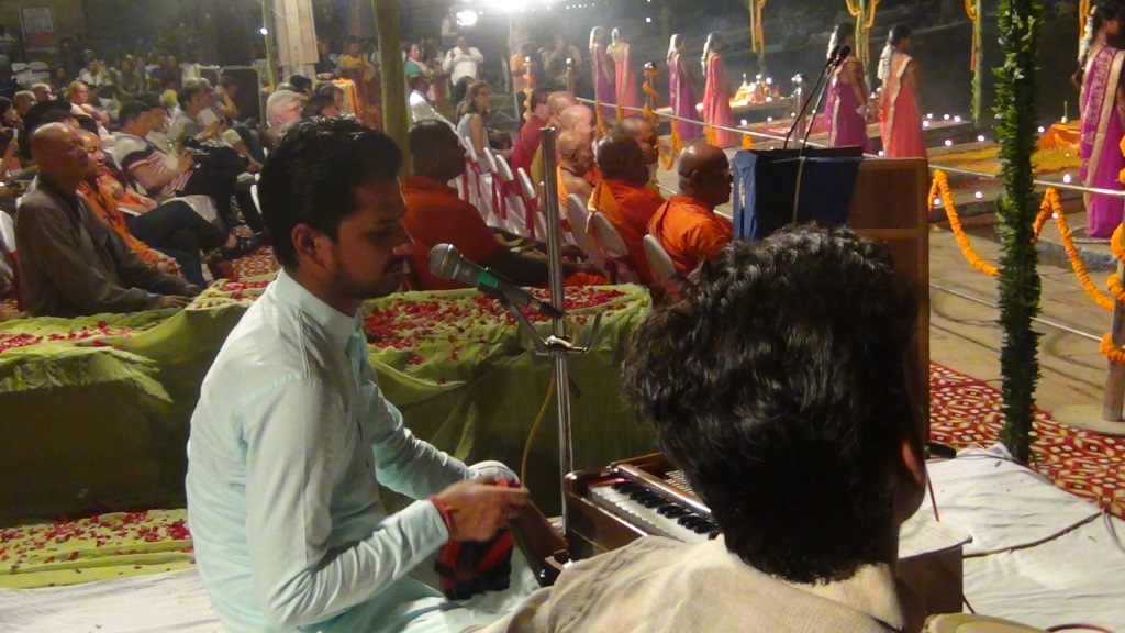 Ký sự cúng dường các đền thần “Ganga Aarti” tại sông Hằng