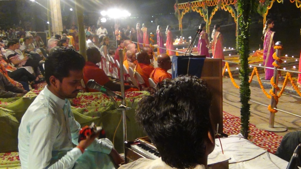 Ký sự cúng dường các đền thần “Ganga Aarti” tại sông Hằng