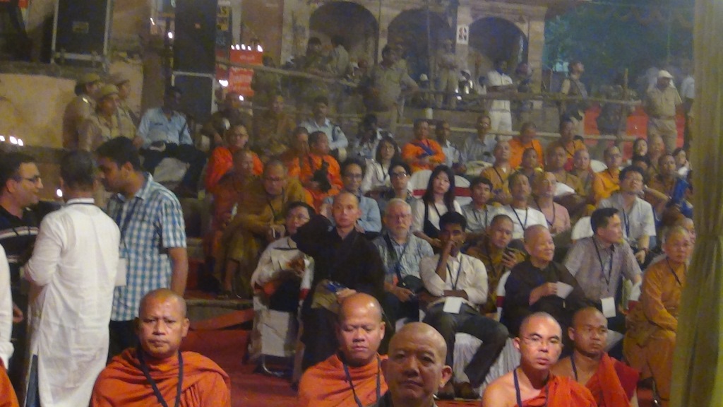 Ký sự cúng dường các đền thần “Ganga Aarti” tại sông Hằng