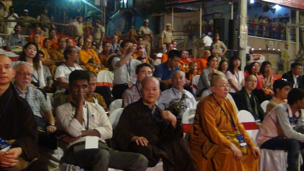Ký sự cúng dường các đền thần “Ganga Aarti” tại sông Hằng