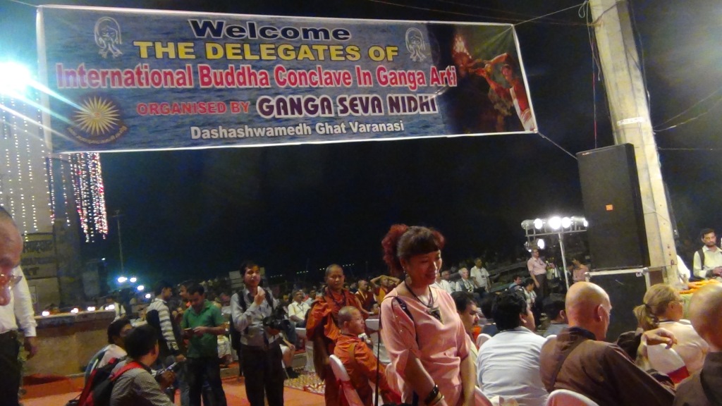 Ký sự cúng dường các đền thần “Ganga Aarti” tại sông Hằng