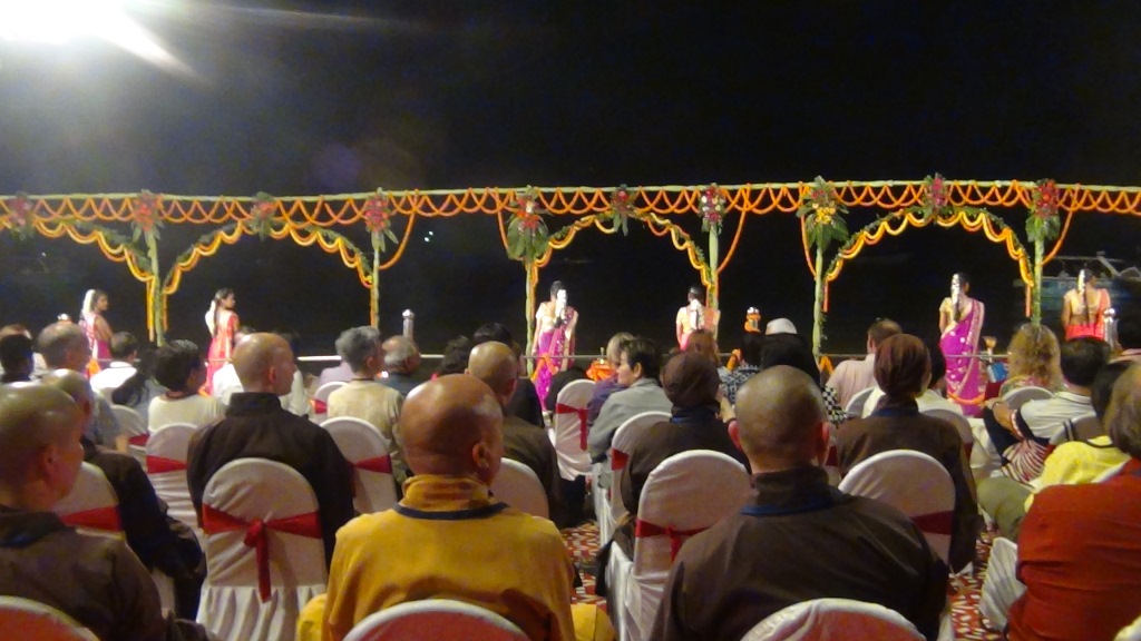 Ký sự cúng dường các đền thần “Ganga Aarti” tại sông Hằng