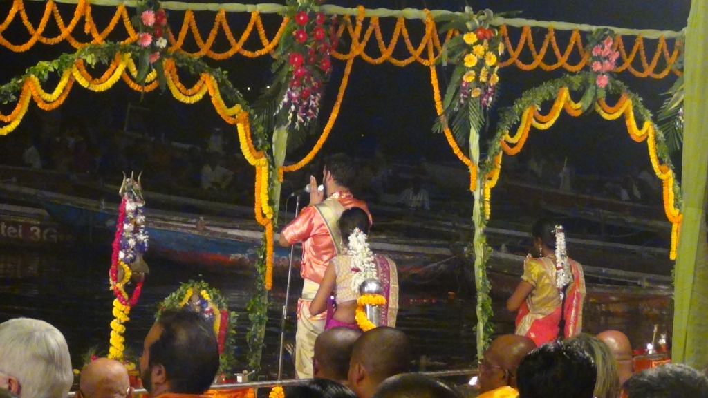 Ký sự cúng dường các đền thần “Ganga Aarti” tại sông Hằng