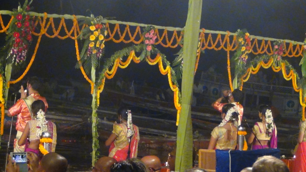 Ký sự cúng dường các đền thần “Ganga Aarti” tại sông Hằng