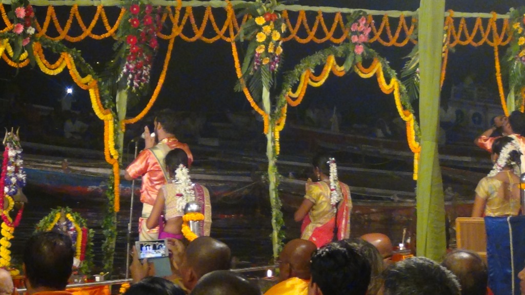 Ký sự cúng dường các đền thần “Ganga Aarti” tại sông Hằng