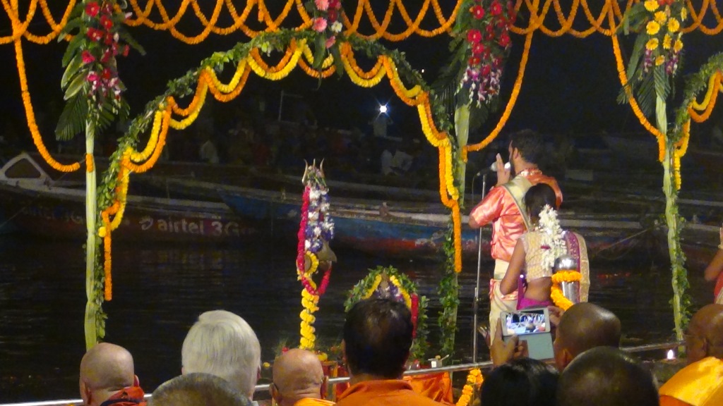 Ký sự cúng dường các đền thần “Ganga Aarti” tại sông Hằng